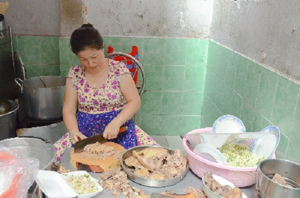 Thực khách có thể trực tiếp quan sát quá trình chế biến của quán. Ảnh: Phong Vinh. Thực khách có thể trực tiếp quan sát quá trình chế biến của quán. Ảnh: Phong Vinh.