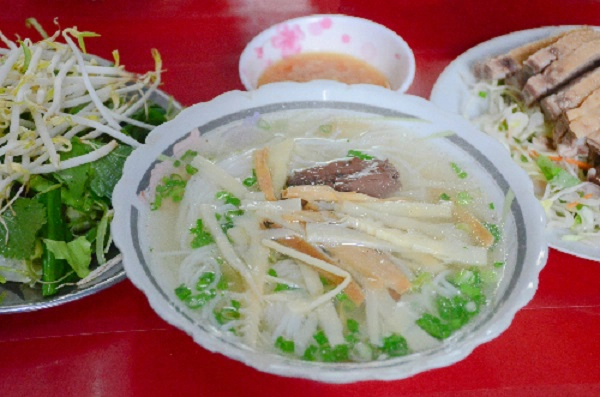 Một tô bún đầy đủ có giá từ 35.000 đồng, suất gỏi và bún măng riêng dành cho một người có giá 65.000 đồng. Ảnh: Phong Vinh. Một tô bún đầy đủ có giá từ 35.000 đồng, suất gỏi và bún măng riêng dành cho một người có giá 65.000 đồng. Ảnh: Phong Vinh.