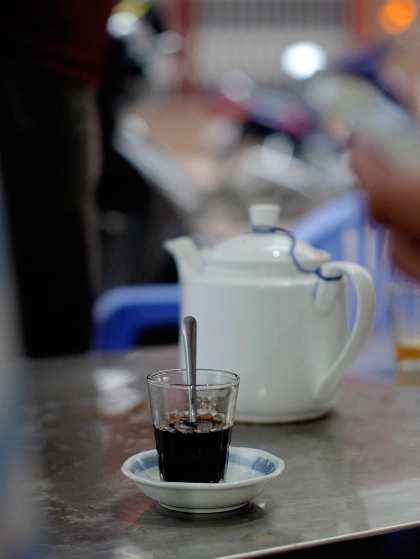 Ai cũng chọn cho mình một loại thức uống quen thuộc. Cà phê sữa đá và nóng có giá từ 15.000 đồng một ly. Ảnh: Tâm Linh.