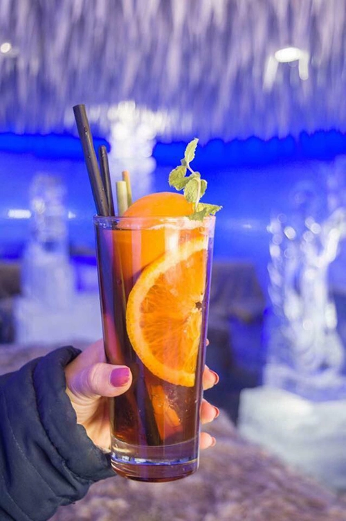 Thực đơn của quán có nhiều món khác nhau như cà phê, soda, các loại trà nóng, sữa chua... Giá dao động từ 89.000 đến 120.000 đồng. Gần hai năm trước, mô hình tương tự cũng lần đầu tiên xuất hiện ở Sài Gòn. Ảnh: Thành Lê Thực đơn của quán có nhiều món khác nhau như cà phê, soda, các loại trà nóng, sữa chua... Giá dao động từ 89.000 đến 120.000 đồng. Gần hai năm trước, mô hình tương tự cũng lần đầu tiên xuất hiện ở Sài Gòn. Ảnh: Thành Lê