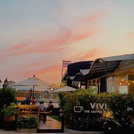 Quán cafe tại Bangkok này có 2 không gian riêng biệt: trong nhà và ngoài trời. Ảnh: chat_parakudar Quán cafe tại Bangkok này có 2 không gian riêng biệt: trong nhà và ngoài trời. Ảnh: chat_parakudar