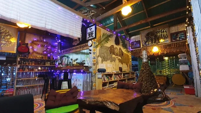 Bằng cách thu thập rác thải từ khắp nơi để trang trí cho quán, anh Vanday hy vọng giúp thực khách đến đây hiểu rõ hơn về mối nguy hiểm của rác, từ đó nâng cao nhận thức và hạn chế hành động xả rác. Bằng cách thu thập rác thải từ khắp nơi để trang trí cho quán, anh Vanday hy vọng giúp thực khách đến đây hiểu rõ hơn về mối nguy hiểm của rác, từ đó nâng cao nhận thức và hạn chế hành động xả rác.