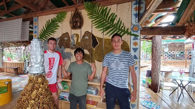 Quán không chỉ đón khách là người địa phương mà còn cả người nước ngoài. Không gian nơi đây cũng được anh Vanday thường xuyên tổ chức các lớp tập huấn, lớp học về rác cùng các hoạt động cho trẻ em. Quán không chỉ đón khách là người địa phương mà còn cả người nước ngoài. Không gian nơi đây cũng được anh Vanday thường xuyên tổ chức các lớp tập huấn, lớp học về rác cùng các hoạt động cho trẻ em.