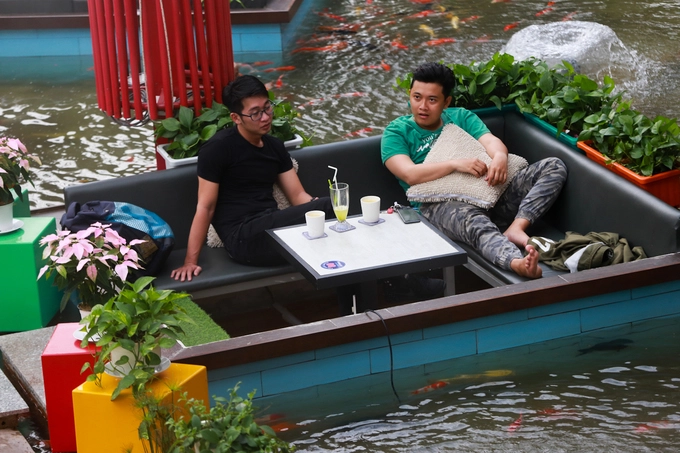 "Quán có diện tích 600 m2 thì mặt nước chiếm 280 m2. Quanh hồ nước ban đầu tôi xây dựng 18 bể nhỏ như ở hồ bơi nhưng cao hơn mặt nước và đặt bàn ghế trong đó. Về sau thấy mật độ bể nhiều nên đập bỏ bảy cái đi. Độ sâu lòng hồ khoảng 40 cm, thời gian thi công mất hơn tháng", anh Lê Thanh Sang (chủ quán) chia sẻ. "Quán có diện tích 600 m2 thì mặt nước chiếm 280 m2. Quanh hồ nước ban đầu tôi xây dựng 18 bể nhỏ như ở hồ bơi nhưng cao hơn mặt nước và đặt bàn ghế trong đó. Về sau thấy mật độ bể nhiều nên đập bỏ bảy cái đi. Độ sâu lòng hồ khoảng 40 cm, thời gian thi công mất hơn tháng", anh Lê Thanh Sang (chủ quán) chia sẻ.