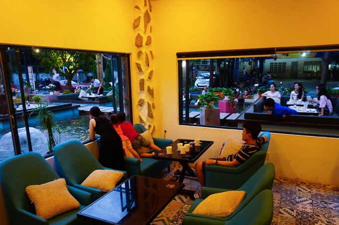 Khách có nhu cầu cho cá ăn đều được nhân viên quán phát đồ ăn miễn phí. Khách có nhu cầu cho cá ăn đều được nhân viên quán phát đồ ăn miễn phí.