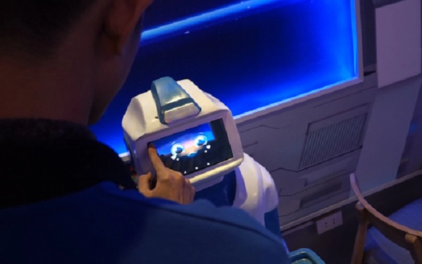 Khi khách gọi đồ, nhân viên sẽ pha chế và đặt vào khay trên tay robot, chọn số bàn để nó tự dò đường đưa tới tận nơi cho thực khách. Khi khách gọi đồ, nhân viên sẽ pha chế và đặt vào khay trên tay robot, chọn số bàn để nó tự dò đường đưa tới tận nơi cho thực khách.