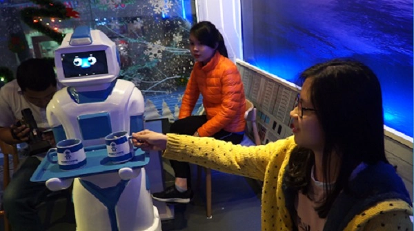 Robot có thể giao tiếp những câu cơ bản với khách như xin chào, cảm ơn, mời lấy đồ hoặc yêu cầu tránh đường khi gặp vật cản. Robot có thể giao tiếp những câu cơ bản với khách như xin chào, cảm ơn, mời lấy đồ hoặc yêu cầu tránh đường khi gặp vật cản.