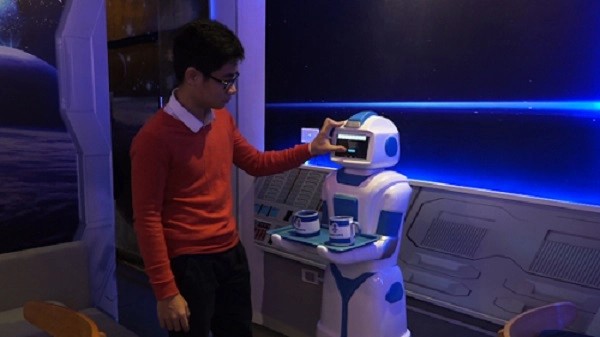 Trong thời gian tới, đội kỹ thuật sẽ tiếp tục cải tiến robot Mortar để nó cử động mượt mà hơn, giảm rung lắc khi di chuyển và có thể giao tiếp linh hoạt với khách. Trong thời gian tới, đội kỹ thuật sẽ tiếp tục cải tiến robot Mortar để nó cử động mượt mà hơn, giảm rung lắc khi di chuyển và có thể giao tiếp linh hoạt với khách.