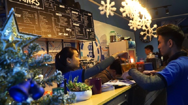 Menu của quán có nhiều lựa chọn từ cà phê, trà, smoothie đến nước ép, sinh tố, sữa chua… cùng bánh ngọt và đồ ăn nhẹ, giá từ 20.000 đến 45.000 đồng. Đồ uống đặc biệt là trà sữa Bubble Gum, có màu tự nhiên từ thảo mộc và hương vị khác lạ khi kết hợp với một loại trà chủ quán không tiết lộ tên. Menu của quán có nhiều lựa chọn từ cà phê, trà, smoothie đến nước ép, sinh tố, sữa chua… cùng bánh ngọt và đồ ăn nhẹ, giá từ 20.000 đến 45.000 đồng. Đồ uống đặc biệt là trà sữa Bubble Gum, có màu tự nhiên từ thảo mộc và hương vị khác lạ khi kết hợp với một loại trà chủ quán không tiết lộ tên.
