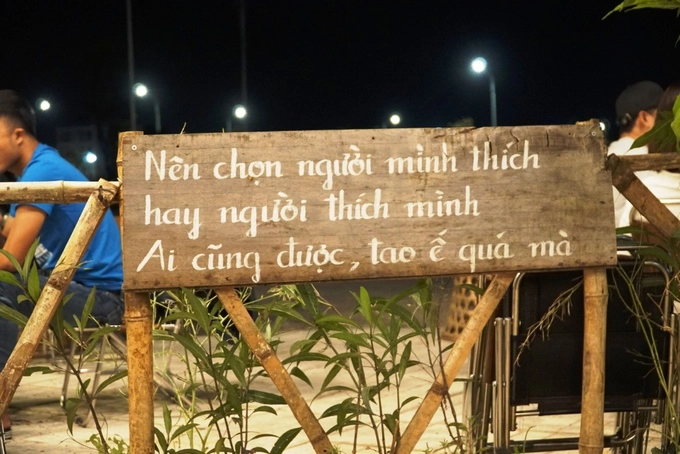 Chủ quán treo những câu nói đang thịnh hành của giới trẻ trên hàng rào.