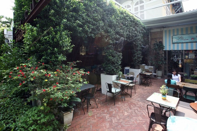 Café Fly Garden là quán cà phê nằm trên một con phố nhỏ thuộc quận 3, khá yên tĩnh. Quán gây ấn tượng bởi một khoảng sân nhỏ phía ngoài với màu xanh mướt của cây cối.