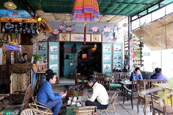 Quán cà phê có không gian không quá rộng, chia làm hai phần, ngoài và trong, nằm tại một con đường yên tĩnh ở trung tâm TP Đông Hà (Quảng Trị). Quán cà phê có không gian không quá rộng, chia làm hai phần, ngoài và trong, nằm tại một con đường yên tĩnh ở trung tâm TP Đông Hà (Quảng Trị).