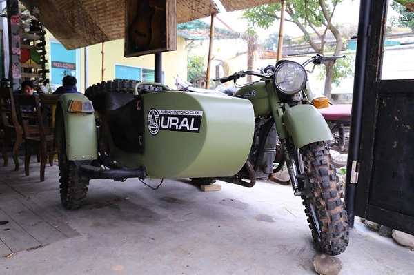 Ngay lối vào quán là chiếc xe sidecar Ural có nguồn gốc từ Liên bang Xô Viết cũ. Anh Hoàng Thái Hiền (31 tuổi), chủ quán nói chiếc xe vẫn chạy tốt, do một người anh tặng khi biết anh này mở quán cà phê tạo dựng không gian xưa. Ngay lối vào quán là chiếc xe sidecar Ural có nguồn gốc từ Liên bang Xô Viết cũ. Anh Hoàng Thái Hiền (31 tuổi), chủ quán nói chiếc xe vẫn chạy tốt, do một người anh tặng khi biết anh này mở quán cà phê tạo dựng không gian xưa.