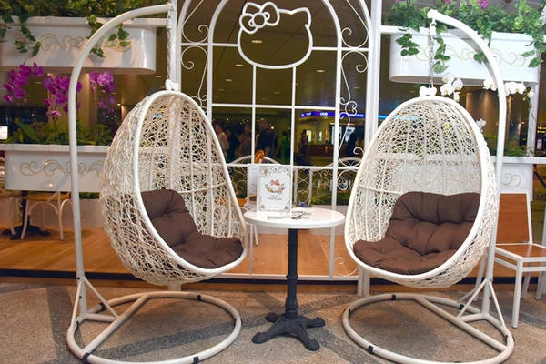 Quán ở khu vực public area nên ngay cả không phải khách có lịch bay cũng có thể check in dễ dàng ở Hello Kitty Orchid Garden. Quán ở khu vực public area nên ngay cả không phải khách có lịch bay cũng có thể check in dễ dàng ở Hello Kitty Orchid Garden.