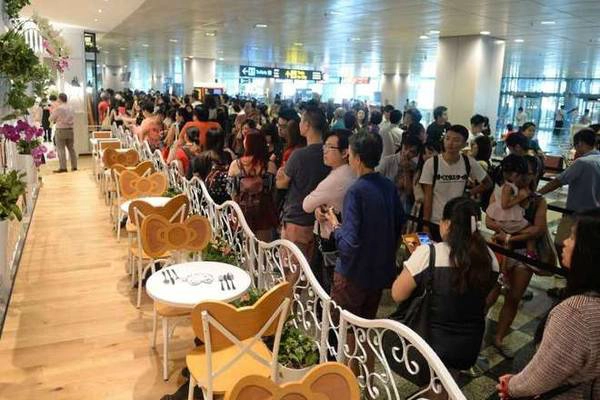 Chị Anne Lee (kỹ sư 36 tuổi ở Singapore) cho biết, mình là một fan ruột của chú mèo Kitty từ khi còn nhỏ. Anne đã phải dậy từ 6 giờ sáng và xếp hàng suốt 4 giờ để có một chỗ ngồi trong quán. Chị Anne Lee (kỹ sư 36 tuổi ở Singapore) cho biết, mình là một fan ruột của chú mèo Kitty từ khi còn nhỏ. Anne đã phải dậy từ 6 giờ sáng và xếp hàng suốt 4 giờ để có một chỗ ngồi trong quán.