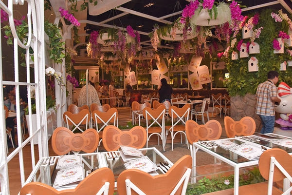 Ở mỗi quốc gia, Hello Kitty lại mang một thiết kế đặc trưng. Ở Singapore, quán có tên là Hello Kitty Orchid Garden - lấy tên theo loài hoa phong lan, quốc hoa của đảo quốc sư tử. Trong quán cũng treo nhiều giỏ hoa lan xanh mát, nở hoa quanh năm. Ở mỗi quốc gia, Hello Kitty lại mang một thiết kế đặc trưng. Ở Singapore, quán có tên là Hello Kitty Orchid Garden - lấy tên theo loài hoa phong lan, quốc hoa của đảo quốc sư tử. Trong quán cũng treo nhiều giỏ hoa lan xanh mát, nở hoa quanh năm.