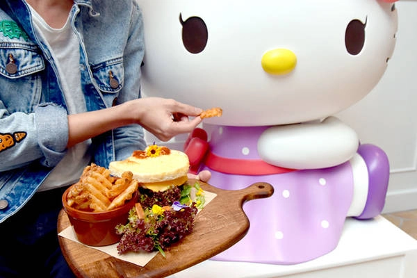 Và cũng giống như các cửa hàng Hello Kitty khác, các vật dụng trang trí trong quán từ bàn ghế, đồ nội nhất, bát đĩa, dao thìa đều có hình chú mèo dễ thương này. Và cũng giống như các cửa hàng Hello Kitty khác, các vật dụng trang trí trong quán từ bàn ghế, đồ nội nhất, bát đĩa, dao thìa đều có hình chú mèo dễ thương này.