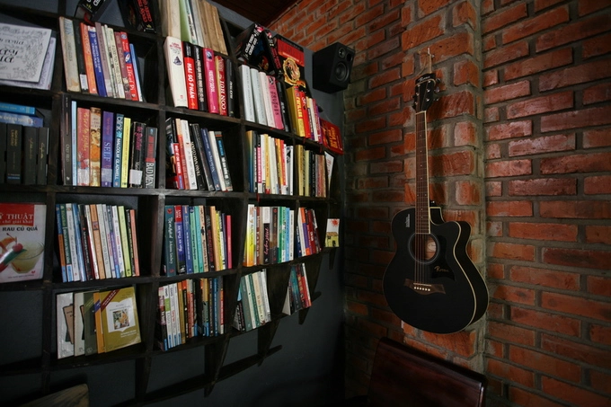 Cô giáo tiếng Anh cho biết, hiện có hơn 300 đầu sách trong quán. Trên tường còn có cây đàn guitar dành cho những khách yêu văn nghệ. Chị cũng đang chuẩn bị nâng số sách trong thư viện quán lên 500 và tương lai là 1.000.
