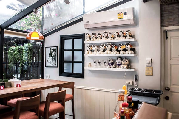 Những người yêu chó ở thủ đô Bangkok (Thái Lan) có một địa chỉ để thư giãn cuối tuần cùng hơn 20 chú chó dễ thương và cực kỳ thân thiện. Địa điểm này không chỉ nổi tiếng với người dân bản địa mà thu hút khá nhiều khách du lịch. Những người yêu chó ở thủ đô Bangkok (Thái Lan) có một địa chỉ để thư giãn cuối tuần cùng hơn 20 chú chó dễ thương và cực kỳ thân thiện. Địa điểm này không chỉ nổi tiếng với người dân bản địa mà thu hút khá nhiều khách du lịch.