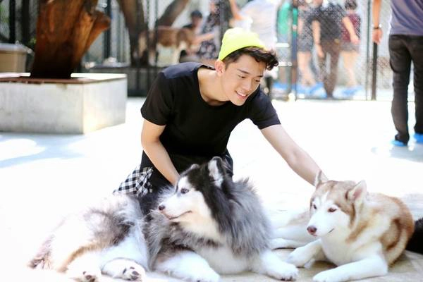 Khu vực sân chơi với chó chỉ được mở cửa vào những khung giờ nhất định, bởi các chú chó còn cần thời gian nghỉ ngơi. Bạn nên kiểm tra kỹ trước khi đến, nếu không mất tiền mà sẽ chỉ được uống cà phê mà thôi. Khu vực sân chơi với chó chỉ được mở cửa vào những khung giờ nhất định, bởi các chú chó còn cần thời gian nghỉ ngơi. Bạn nên kiểm tra kỹ trước khi đến, nếu không mất tiền mà sẽ chỉ được uống cà phê mà thôi.