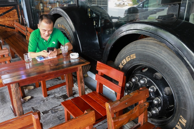 Bên ngoài xe container cũng bày biện bàn để phục vụ khách hàng