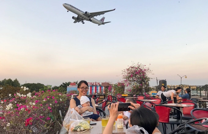 Khoảng vài năm gần đây, những tòa nhà có sân thượng cao trên đường Quang Trung (quận Gò Vấp, TP HCM) là điểm lý tưởng để kinh doanh dịch vụ cà phê ngắm máy bay.