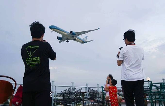 Các chủ quán cho biết, việc mở quán cà phê ngắm máy bay không cần phải thiết kế quá cầu kỳ, chỉ cần không gian thoáng, có sân thượng rộng, ban công mát mẻ. Người ưa thích dịch vụ cà phê này là những bạn có đam mê chụp ảnh máy bay. Họ có thể ngồi hàng giờ để chụp phi cơ trên bầu trời.