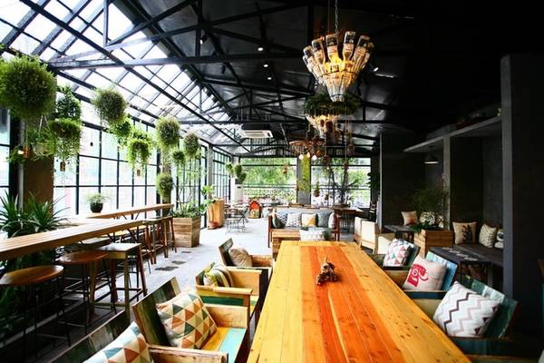 Nằm ở phố Vạn Bảo, ngay góc đường sát với Kim Mã, Gardenista café không phô trương mà ẩn mình sau khoảng sân rộng. Ít người đi qua để ý thấy có quán café nhưng những ai đã tới đây thì đều thân thuộc. Nằm ở phố Vạn Bảo, ngay góc đường sát với Kim Mã, Gardenista café không phô trương mà ẩn mình sau khoảng sân rộng. Ít người đi qua để ý thấy có quán café nhưng những ai đã tới đây thì đều thân thuộc.