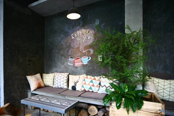 Cây xanh còn hiện diện nhiều góc trong nhà, được trồng trong những thùng gỗ. Cây xanh còn hiện diện nhiều góc trong nhà, được trồng trong những thùng gỗ.