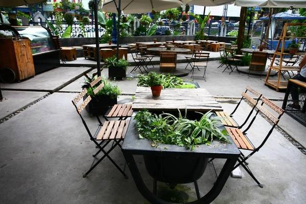 Ngoài sân là không gian dành cho những ai thích sự rộng rãi, thoáng đãng. Quầy bar đặt ở đây và khách phải order trước tại quầy. Giá café khoảng 30.000 đồng một ly. Ngoài sân là không gian dành cho những ai thích sự rộng rãi, thoáng đãng. Quầy bar đặt ở đây và khách phải order trước tại quầy. Giá café khoảng 30.000 đồng một ly.