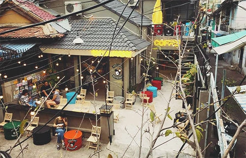 Không gian quán được chia làm 2 khu vực bên ngoài và bên trong. Ảnh: FB. Không gian quán được chia làm 2 khu vực bên ngoài và bên trong. Ảnh: FB.