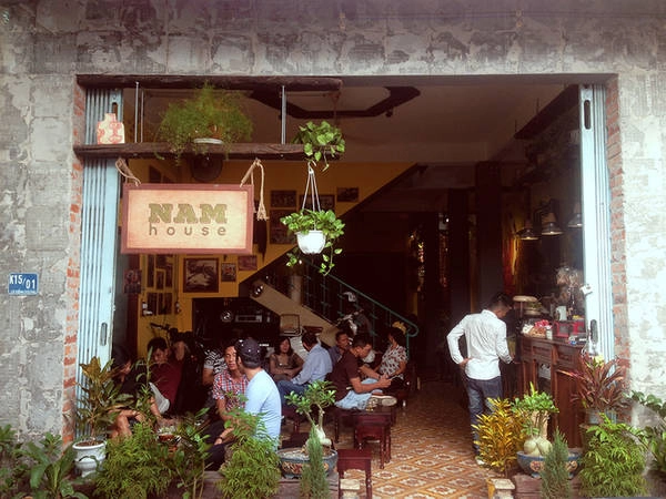 Quán nằm trên đường Lê Hồng Phong, quận Hải Châu, Đà Nẵng. Vẻ ngoài không quá nổi bật nhưng bước chân vào quán, bạn như đến một thế giới khác. Lấy ý tưởng từ những ngôi nhà ở nhiều năm trước, chủ quán đã dùng các vật dụng sinh hoạt thường ngày để làm trang trí chủ đạo.