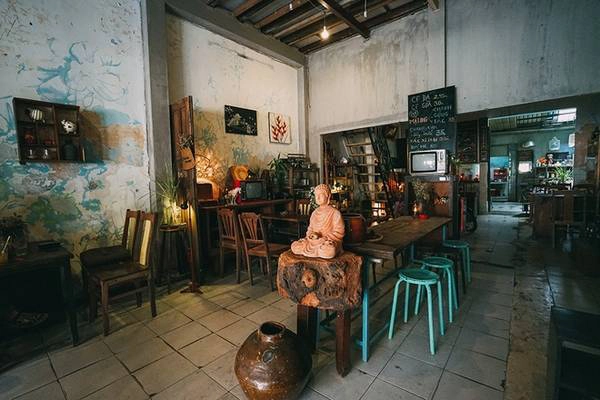 Toàn bộ vật dụng đều được chính tay chủ quán sưu tầm và “lùng sục” khắp nơi trong thành phố. Bạn sẽ vô tình bắt gặp chiếc ti vi cũ, máy gõ chữ bạc màu hay một chiếc gạc-măng-rê (tủ đựng thức ăn gọi theo tên tiếng Pháp Garde à manger) đựng đầy các vật dụng pha chế. Toàn bộ vật dụng đều được chính tay chủ quán sưu tầm và “lùng sục” khắp nơi trong thành phố. Bạn sẽ vô tình bắt gặp chiếc ti vi cũ, máy gõ chữ bạc màu hay một chiếc gạc-măng-rê (tủ đựng thức ăn gọi theo tên tiếng Pháp Garde à manger) đựng đầy các vật dụng pha chế.