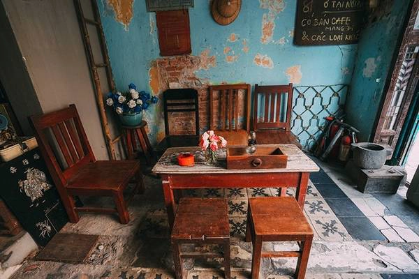 Anh Hoàng, kiến trúc sư kiêm chủ quán chia sẻ: “Mình chỉ muốn tạo ra một không gian khiến ai đến cũng như trở về chính căn nhà của mình, thoải mái thưởng thức một ly cà phê hay thoát khỏi thành phố xô bồ”. Anh Hoàng, kiến trúc sư kiêm chủ quán chia sẻ: “Mình chỉ muốn tạo ra một không gian khiến ai đến cũng như trở về chính căn nhà của mình, thoải mái thưởng thức một ly cà phê hay thoát khỏi thành phố xô bồ”.