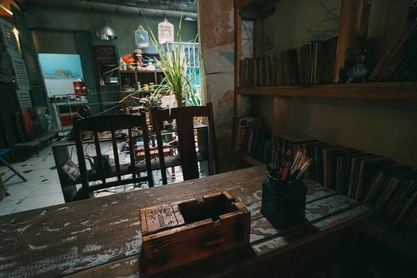 Cửa hàng cà phê 81 còn có nhiều kệ chất đầy sách do chính chủ quán sưu tầm và những người bạn mang đến. Thư giãn với những trang sách hay thưởng thức những bản nhạc du dương sẽ giúp bạn quên đi lo toan trong cuộc sống thường nhật. Cửa hàng cà phê 81 còn có nhiều kệ chất đầy sách do chính chủ quán sưu tầm và những người bạn mang đến. Thư giãn với những trang sách hay thưởng thức những bản nhạc du dương sẽ giúp bạn quên đi lo toan trong cuộc sống thường nhật.