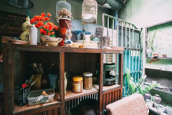Trong quán có một căn phòng chứa đầy hoài niệm tuổi ấu thơ được chăm chút tỉ mỉ đến từng góc nhỏ. Trong quán có một căn phòng chứa đầy hoài niệm tuổi ấu thơ được chăm chút tỉ mỉ đến từng góc nhỏ.
