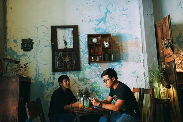 Dù bên ngoài quán là đường phố quận 1 luôn tấp nập dòng người qua lại từ sáng sớm đến tối muộn nhưng bạn vẫn cảm thấy thư thái khi ngồi thưởng thức đồ uống tại quán. Dù bên ngoài quán là đường phố quận 1 luôn tấp nập dòng người qua lại từ sáng sớm đến tối muộn nhưng bạn vẫn cảm thấy thư thái khi ngồi thưởng thức đồ uống tại quán.