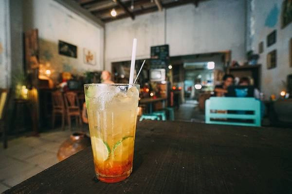 Một điều khác ghi điểm trong lòng khách là các thức uống đều được quán pha chế theo công thức riêng như: cà phê, chanh muối, xí muội, sâm dứa sữa... Giá mỗi đồ uống dao động từ 30.000 đồng. Một điều khác ghi điểm trong lòng khách là các thức uống đều được quán pha chế theo công thức riêng như: cà phê, chanh muối, xí muội, sâm dứa sữa... Giá mỗi đồ uống dao động từ 30.000 đồng.