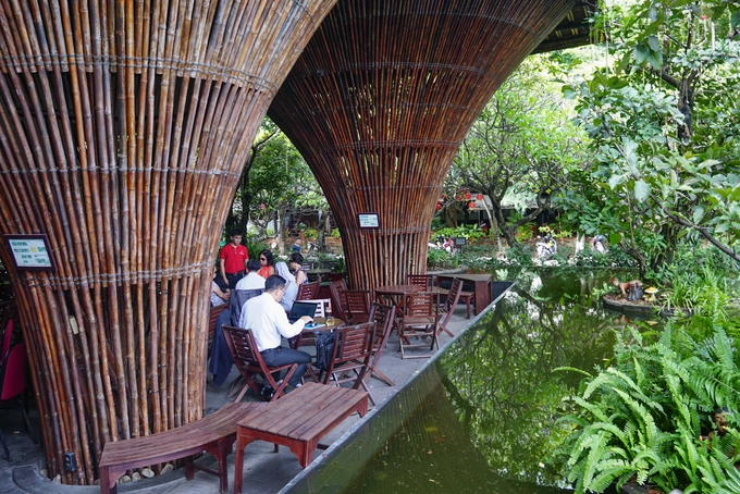 Ba phía bao quanh không gian uống cà phê là hồ nước nhân tạo. Cửa chính hướng ra đón ra mát từ dòng sông Đăk Bla thổi vào nên bên trong hầu như không phải dùng điều hòa. Ba phía bao quanh không gian uống cà phê là hồ nước nhân tạo. Cửa chính hướng ra đón ra mát từ dòng sông Đăk Bla thổi vào nên bên trong hầu như không phải dùng điều hòa.