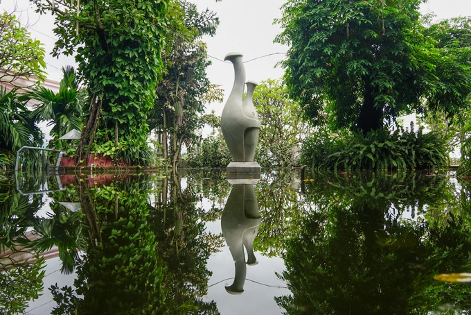 Hồ nước được thiết kế theo kiểu tràn bờ, mặt nước lúc nào cũng yên ả với nhiều cây xanh xung quanh và trồng giữa hồ. Hồ nước được thiết kế theo kiểu tràn bờ, mặt nước lúc nào cũng yên ả với nhiều cây xanh xung quanh và trồng giữa hồ.