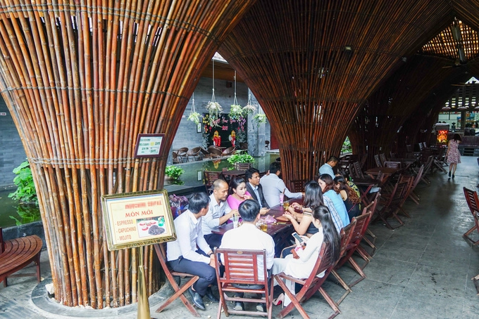 Mỗi ngày, quán đều đón hàng trăm lượt khách, đông đúc vào dịp cuối tuần và những ngày lễ Tết. Trong quán có nhiều thức uống với giá từ 15.000 đồng trở lên. Mỗi ngày, quán đều đón hàng trăm lượt khách, đông đúc vào dịp cuối tuần và những ngày lễ Tết. Trong quán có nhiều thức uống với giá từ 15.000 đồng trở lên.