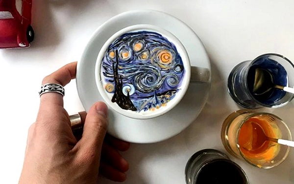 Cốc cà phê "Đêm sao" của Van Gogh. Cốc cà phê "Đêm sao" của Van Gogh.