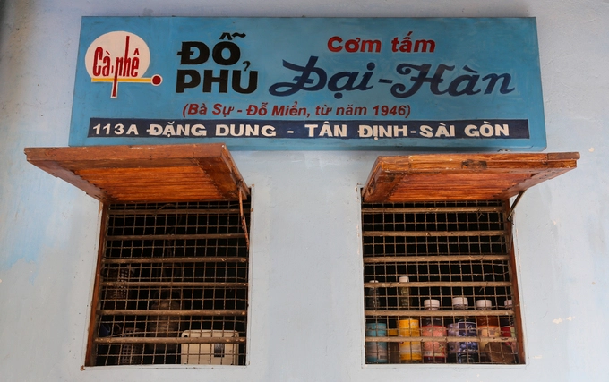 Quán cà phê Đỗ Phủ - cơm tấm Đại Hàn trên đường Đặng Dung (phường Tân Định, quận 1) là di tích của lực lượng biệt động Sài Gòn. Căn nhà do vợ chồng ông bà Đỗ Miễn xây dựng từ những năm 40 của thế kỷ trước. Trước năm 1975, nơi đây là một trong những cơ sở hoạt động bí mật của lực lượng biệt động Sài Gòn dưới sự quản lý của ông Trần Văn Lai (tức Năm Lai). Thời kỳ ấy, ông Đỗ Miễn cùng vợ bán cơm tấm cho những người lính Đại Hàn (Hàn Quốc) sang tham chiến ở cuộc chiến tranh Việt Nam. Bên ngoài là quán ăn nhưng căn nhà thực chất là để nuôi giấu cán bộ; cất giữ, chuyển giao thư từ, tài liệu mật, tiền vàng, thuốc Tây... ra chiến khu. Sau năm 1975, quán cơm tấm vẫn hoạt động cho đến khi vợ chồng ông Đỗ Miễn qua đời. Quán cà phê Đỗ Phủ - cơm tấm Đại Hàn trên đường Đặng Dung (phường Tân Định, quận 1) là di tích của lực lượng biệt động Sài Gòn. Căn nhà do vợ chồng ông bà Đỗ Miễn xây dựng từ những năm 40 của thế kỷ trước. Trước năm 1975, nơi đây là một trong những cơ sở hoạt động bí mật của lực lượng biệt động Sài Gòn dưới sự quản lý của ông Trần Văn Lai (tức Năm Lai). Thời kỳ ấy, ông Đỗ Miễn cùng vợ bán cơm tấm cho những người lính Đại Hàn (Hàn Quốc) sang tham chiến ở cuộc chiến tranh Việt Nam. Bên ngoài là quán ăn nhưng căn nhà thực chất là để nuôi giấu cán bộ; cất giữ, chuyển giao thư từ, tài liệu mật, tiền vàng, thuốc Tây... ra chiến khu. Sau năm 1975, quán cơm tấm vẫn hoạt động cho đến khi vợ chồng ông Đỗ Miễn qua đời.