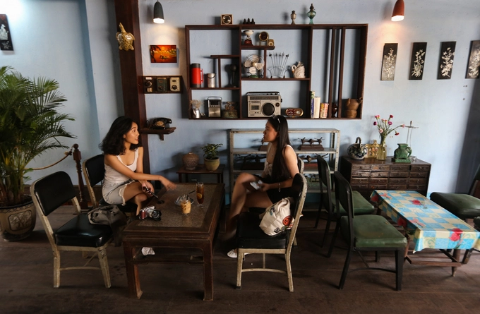 Không gian quán cà phê mang sắc thái hoài cổ khi các vật dụng của căn nhà khi xưa đều còn nguyên vẹn. Ngoài ra, chủ quán cũng sưu tập thêm đồ dùng từ những người lính biệt động và một số nguồn khác. Không gian quán cà phê mang sắc thái hoài cổ khi các vật dụng của căn nhà khi xưa đều còn nguyên vẹn. Ngoài ra, chủ quán cũng sưu tập thêm đồ dùng từ những người lính biệt động và một số nguồn khác.