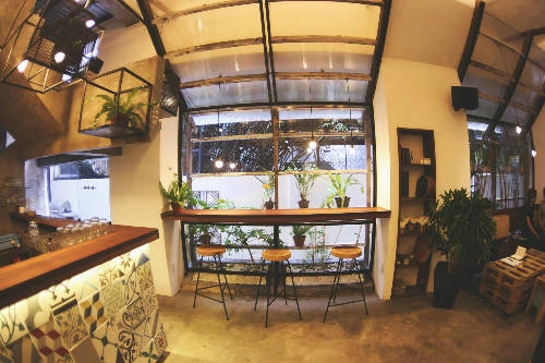 Ngồi giữa khung cảnh này, bạn sẽ cảm nhận được sự thư thái khi nhấp ly cà phê cùng bạn bè. Ảnh: C.On Ngồi giữa khung cảnh này, bạn sẽ cảm nhận được sự thư thái khi nhấp ly cà phê cùng bạn bè. Ảnh: C.On