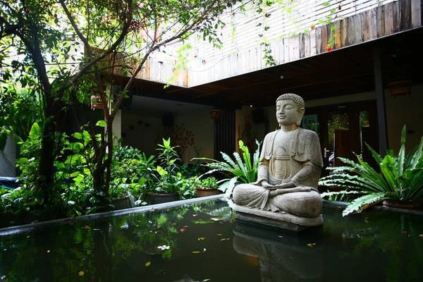 Bước qua cánh cổng gỗ mộc mạc của Fig – Lounge Café, điểm nhấn đầu tiên với khách là một hồ nước ở giữa sân, nổi lên trên là tượng Phật A-di-đà hướng ra phía ngoài. Một cảm giác thiền tịnh khởi đầu cho các không gian trong quán, dễ dàng cuốn hút đối với ai thích sự bình yên. Bước qua cánh cổng gỗ mộc mạc của Fig – Lounge Café, điểm nhấn đầu tiên với khách là một hồ nước ở giữa sân, nổi lên trên là tượng Phật A-di-đà hướng ra phía ngoài. Một cảm giác thiền tịnh khởi đầu cho các không gian trong quán, dễ dàng cuốn hút đối với ai thích sự bình yên.