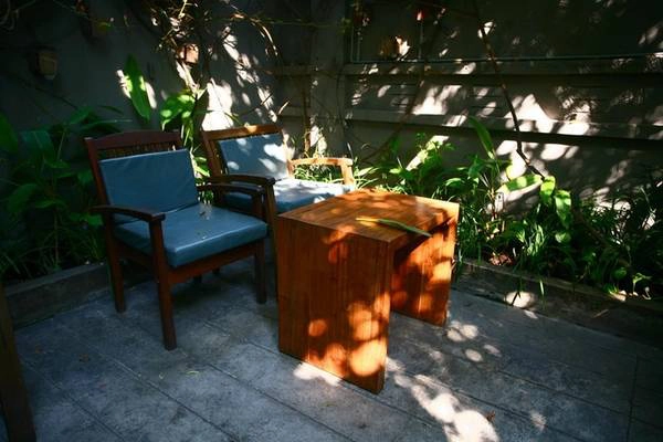 Xung quanh là những mảng xanh cây cối. Ngay ở sân vườn, bạn đã nghe văng vẳng tiếng nhạc Phật, như một chất liệu rất riêng để kết nối trong và ngoài, thiên nhiên và kiến trúc, con người và cảnh vật. Tất cả dường như đánh thức các giác quan trong một sự cân bằng đầy chủ ý, đậm chất thiền. Xung quanh là những mảng xanh cây cối. Ngay ở sân vườn, bạn đã nghe văng vẳng tiếng nhạc Phật, như một chất liệu rất riêng để kết nối trong và ngoài, thiên nhiên và kiến trúc, con người và cảnh vật. Tất cả dường như đánh thức các giác quan trong một sự cân bằng đầy chủ ý, đậm chất thiền.