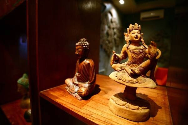 Sự nhẹ nhàng, tinh tế kết hợp khéo léo với yếu tố thô mộc, dung dị, gần gũi với thiên nhiên là sự lôi cuốn với nhiều du khách. Sự nhẹ nhàng, tinh tế kết hợp khéo léo với yếu tố thô mộc, dung dị, gần gũi với thiên nhiên là sự lôi cuốn với nhiều du khách.