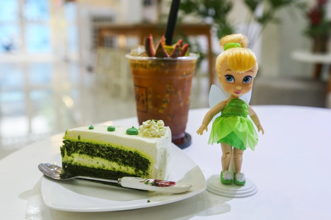 Ở một phòng khác, chủ quán dành làm nơi để bán búp bê cùng các phụ kiện quần áo, giày dép, tóc... cho chúng. Ở một phòng khác, chủ quán dành làm nơi để bán búp bê cùng các phụ kiện quần áo, giày dép, tóc... cho chúng.