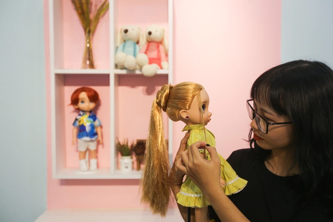 Những con búp bê đủ hình dáng, kích thước, xuất xứ... được trang trí khắp mọi nơi trong quán. Những con búp bê đủ hình dáng, kích thước, xuất xứ... được trang trí khắp mọi nơi trong quán.